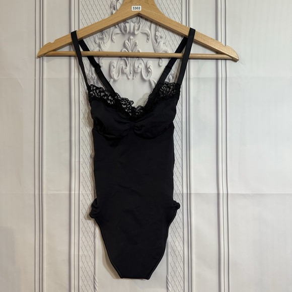 SKIMS Seamless Sculpt Lace Thong Bodysuit Black Size Small NWOT - Picture 8 of 11